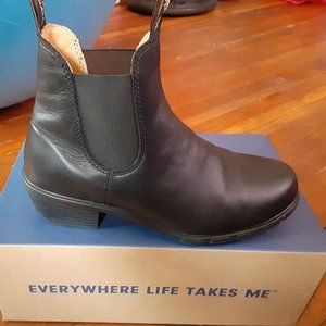 Brand New 9/9.5 Blundstone Women's Heeled Boot (Black)